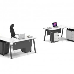 مكتب أبيض بأرجل رصاصية وبعدة مقاسات