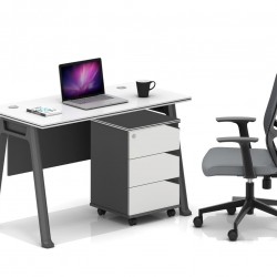 مكتب أبيض بأرجل رصاصية وبعدة مقاسات