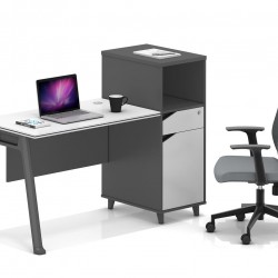 مكتب أبيض بأرجل رصاصية وكمدينة مرتفعة