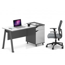 مكتب أبيض بأرجل رصاصية 